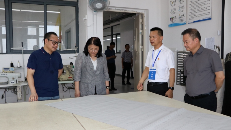 自治区供销社党组书记、理事会主任陈红一行莅临广西工贸高级技工学校调研指导